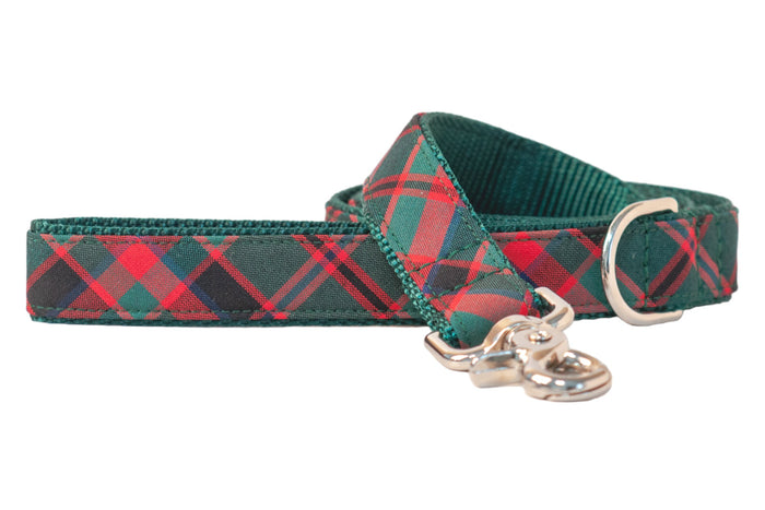 Celebrate the season in style with this red plaid dog leash, finished with polished hardware and a sturdy nylon webbing lining. The leash includes a swivel clasp for tangle-free walking and a D-ring near the handle for extra convenience.