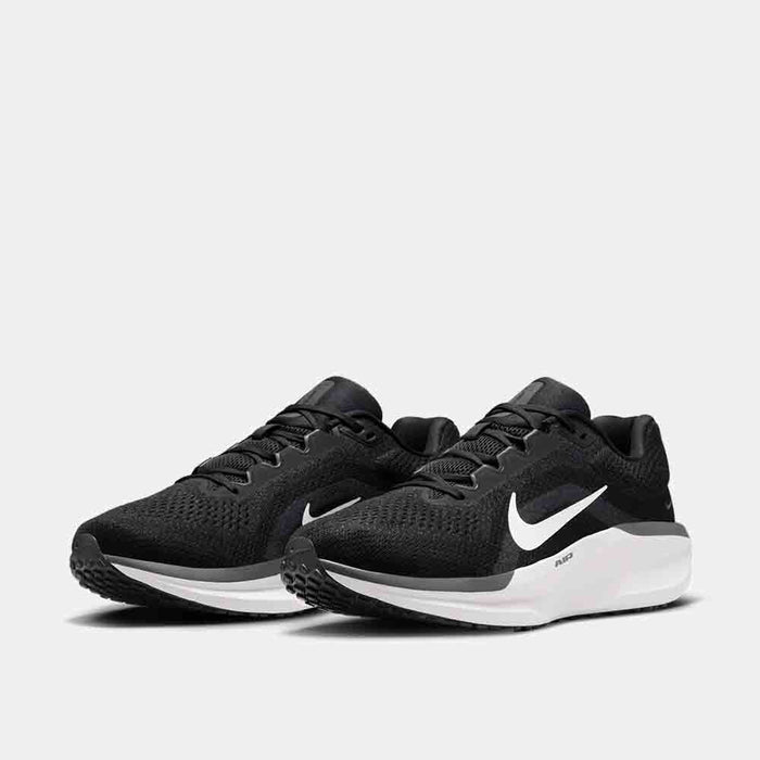 Front view of the Men's Nike Winflo 11.