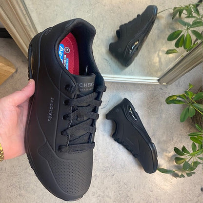 Svarta halkfria arbetsskor från Skechers med ESD