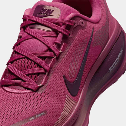 Up close, front view of the Women's Nike Vomero 18.